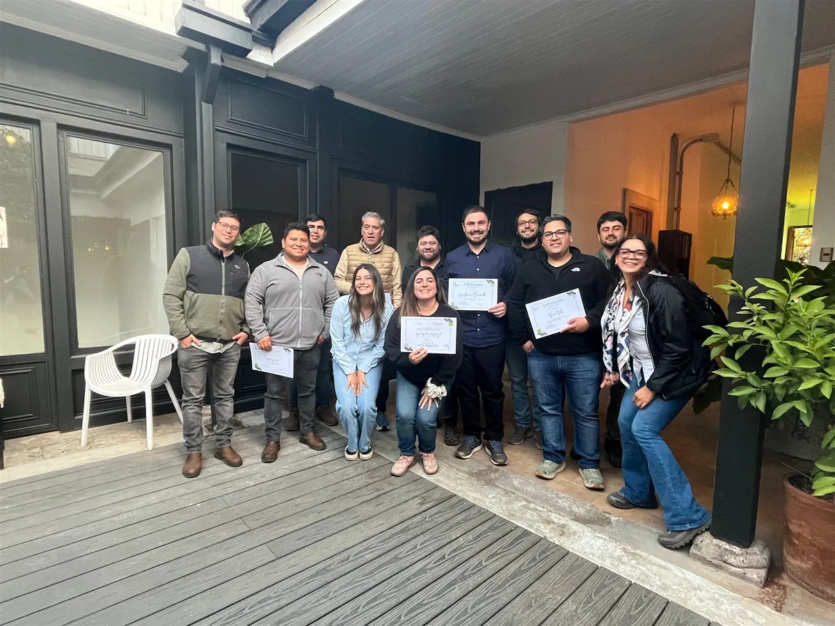 Equipo participante de una capacitación de Agro360 con sus certificados
