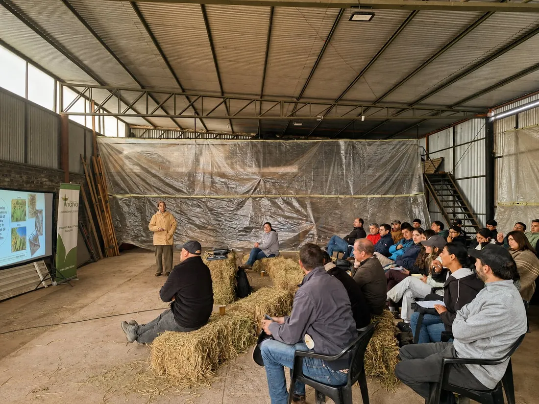 Charla técnica de Agro360 realizada en un entorno productivo.