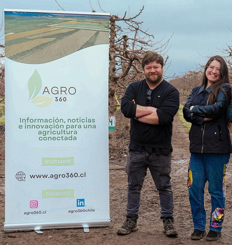 Daniela Carrillo y Rodrigo Belmar junto a la identidad de Agro360 en terreno